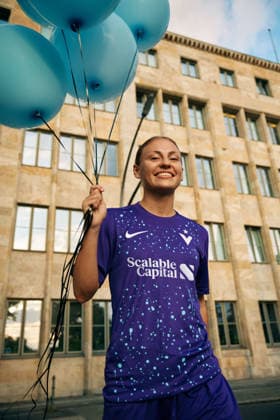 Trinity Künzel (FC Viktoria Berlin) beim Halten von blauen Ballons Trinity Künzel vom FC Viktoria Berlin, die in der 2. Frauen-Bundesliga spielt, beim Halten von blauen Ballons Copyright: xJosuaxPiorrxJosuaxPiorrx