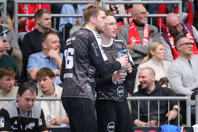 25.02.2026 Handball Herren 2025 2026 2. Handball-Bundesliga 21. Spieltag HSG Nordhorn-Lingen - Dessau-Roßlauer HV 06 EmslandArena Lingen Janik Patzwaldt (Dessau, 1, grau) und Philip Ambrosius (Dessau, 16, grau). Lingen (Ems) Niedersachen Deutschland