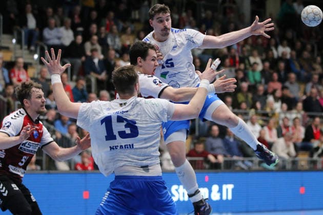 25.02.2026 Handball Herren 2025 2026 2. Handball-Bundesliga 21. Spieltag HSG Nordhorn-Lingen - Dessau-Roßlauer HV 06 EmslandArena Lingen Marcel Nowak (Dessau, 15, weiß) spielt einen Pass. Lingen (Ems) Niedersachen Deutschland