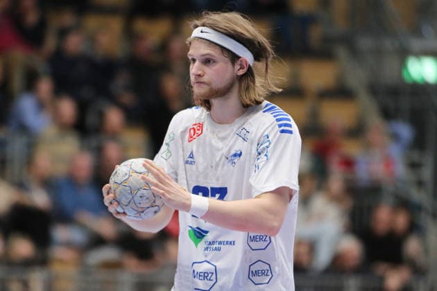 25.02.2026 Handball Herren 2025 2026 2. Handball-Bundesliga 21. Spieltag HSG Nordhorn-Lingen - Dessau-Roßlauer HV 06 EmslandArena Lingen Mika Schüler (Dessau, 23, weiß) beim Siebenmeter. Lingen (Ems) Niedersachen Deutschland