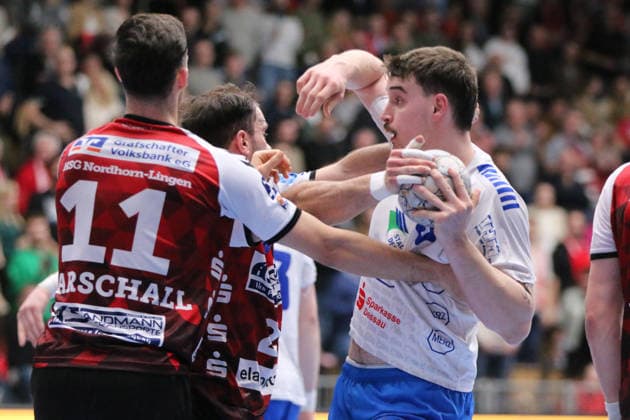25.02.2026 Handball Herren 2025 2026 2. Handball-Bundesliga 21. Spieltag HSG Nordhorn-Lingen - Dessau-Roßlauer HV 06 EmslandArena Lingen Marcel Nowak (Dessau, 15, weiß) im Duell mit Björn Zintel (Nordhorn, 23, rot) und Tarek Marschall (Nordhorn, 11, rot). Lingen (Ems) Niedersachen Deutschland