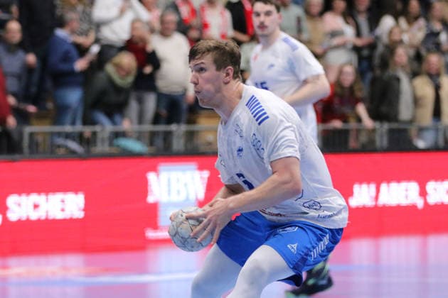 25.02.2026 Handball Herren 2025 2026 2. Handball-Bundesliga 21. Spieltag HSG Nordhorn-Lingen - Dessau-Roßlauer HV 06 EmslandArena Lingen Fritz-Leon Haake (Dessau, 6, weiß) am Ball. Lingen (Ems) Niedersachen Deutschland