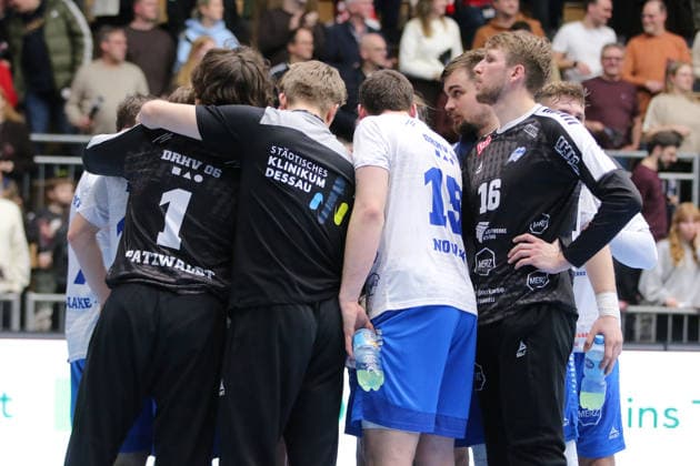 25.02.2026 Handball Herren 2025 2026 2. Handball-Bundesliga 21. Spieltag HSG Nordhorn-Lingen - Dessau-Roßlauer HV 06 EmslandArena Lingen Enttäuschung beim DRHV nach dem Spiel. Lingen (Ems) Niedersachen Deutschland