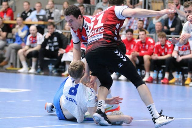 25.02.2026 Handball Herren 2025 2026 2. Handball-Bundesliga 21. Spieltag HSG Nordhorn-Lingen - Dessau-Roßlauer HV 06 EmslandArena Lingen Julius Drachau (Dessau, 8, weiß) nach einem Duell mit Christian Wilhelm (Nordhorn, 3, rot). Lingen (Ems) Niedersachen Deutschland