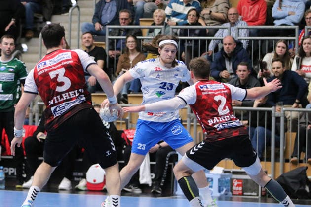 25.02.2026 Handball Herren 2025 2026 2. Handball-Bundesliga 21. Spieltag HSG Nordhorn-Lingen - Dessau-Roßlauer HV 06 EmslandArena Lingen Mika Schüler (Dessau, 23, weiß) in Erwartung eines Zweikampfes mit Frieder Bandlow (Nordhorn, 2, rot). Lingen (Ems) Niedersachen Deutschland