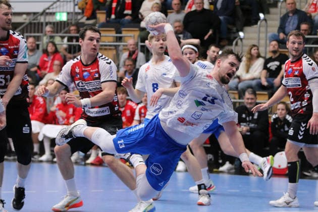 25.02.2026 Handball Herren 2025 2026 2. Handball-Bundesliga 21. Spieltag HSG Nordhorn-Lingen - Dessau-Roßlauer HV 06 EmslandArena Lingen Valentin Neagu (Dessau, 13, weiß) beim Wurf. Lingen (Ems) Niedersachen Deutschland