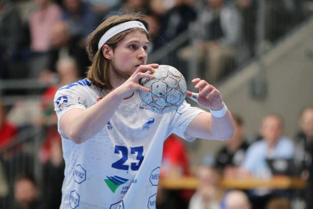 25.02.2026 Handball Herren 2025 2026 2. Handball-Bundesliga 21. Spieltag HSG Nordhorn-Lingen - Dessau-Roßlauer HV 06 EmslandArena Lingen Mika Schüler (Dessau, 23, weiß) bei einem Siebenmeter. Lingen (Ems) Niedersachen Deutschland