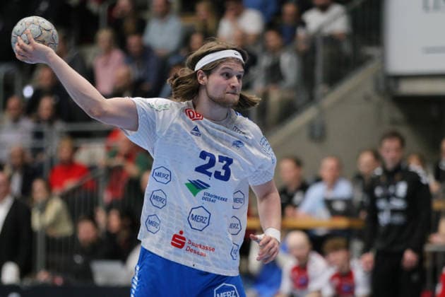 25.02.2026 Handball Herren 2025 2026 2. Handball-Bundesliga 21. Spieltag HSG Nordhorn-Lingen - Dessau-Roßlauer HV 06 EmslandArena Lingen Mika Schüler (Dessau, 23, weiß) bei einem Siebenmeter. Lingen (Ems) Niedersachen Deutschland