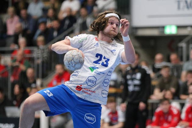 25.02.2026 Handball Herren 2025 2026 2. Handball-Bundesliga 21. Spieltag HSG Nordhorn-Lingen - Dessau-Roßlauer HV 06 EmslandArena Lingen Mika Schüler (Dessau, 23, weiß) bei einem Siebenmeter. Lingen (Ems) Niedersachen Deutschland