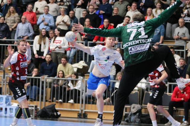 25.02.2026 Handball Herren 2025 2026 2. Handball-Bundesliga 21. Spieltag HSG Nordhorn-Lingen - Dessau-Roßlauer HV 06 EmslandArena Lingen Julius Drachau (Dessau, 8, weiß) bei einem Wurf. Lingen (Ems) Niedersachen Deutschland