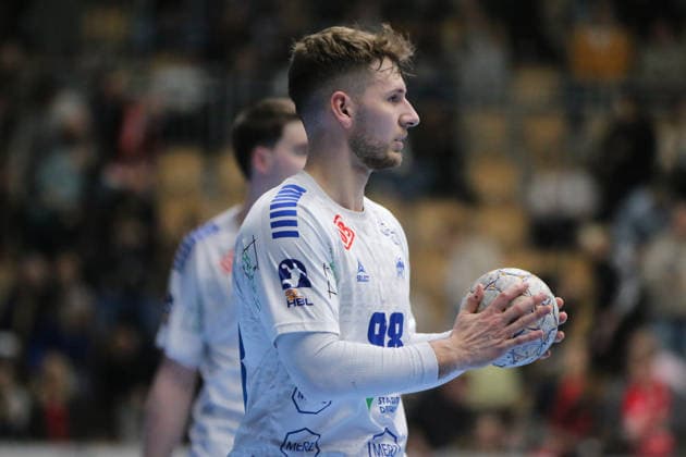 25.02.2026 Handball Herren 2025 2026 2. Handball-Bundesliga 21. Spieltag HSG Nordhorn-Lingen - Dessau-Roßlauer HV 06 EmslandArena Lingen Yannick-Marcos Pust (Dessau, 98, weiß) am Ball. Lingen (Ems) Niedersachen Deutschland
