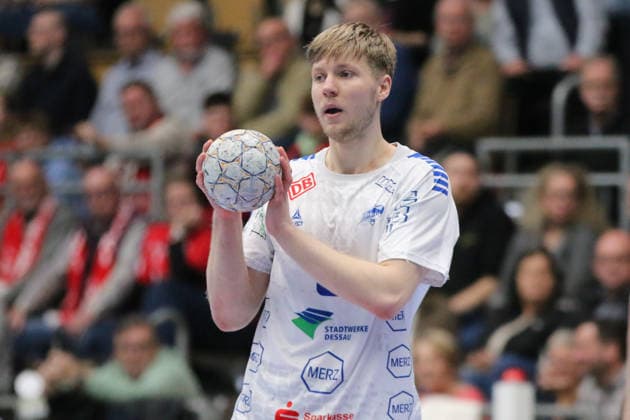 25.02.2026 Handball Herren 2025 2026 2. Handball-Bundesliga 21. Spieltag HSG Nordhorn-Lingen - Dessau-Roßlauer HV 06 EmslandArena Lingen Julius Drachau (Dessau, 8, weiß) am Ball. Lingen (Ems) Niedersachen Deutschland