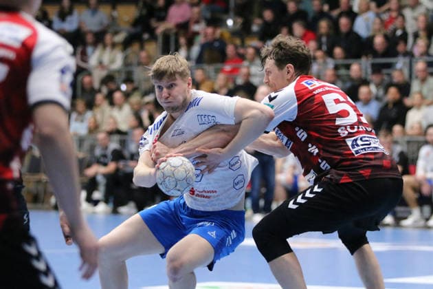 25.02.2026 Handball Herren 2025 2026 2. Handball-Bundesliga 21. Spieltag HSG Nordhorn-Lingen - Dessau-Roßlauer HV 06 EmslandArena Lingen Julius Drachau (Dessau, 8, weiß) im Griff von Luka Sokolic (Nordhorn, 51, rot). Lingen (Ems) Niedersachen Deutschland