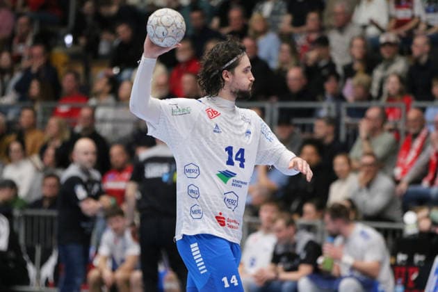25.02.2026 Handball Herren 2025 2026 2. Handball-Bundesliga 21. Spieltag HSG Nordhorn-Lingen - Dessau-Roßlauer HV 06 EmslandArena Lingen Jakub Powarzynski (Dessau, 14, weiß) spielt einen Pass. Lingen (Ems) Niedersachen Deutschland