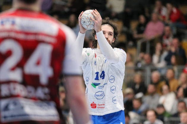 25.02.2026 Handball Herren 2025 2026 2. Handball-Bundesliga 21. Spieltag HSG Nordhorn-Lingen - Dessau-Roßlauer HV 06 EmslandArena Lingen Jakub Powarzynski (Dessau, 14, weiß) am Ball. Lingen (Ems) Niedersachen Deutschland