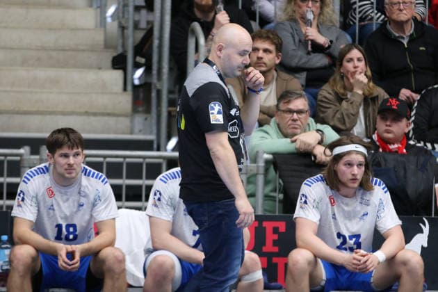 25.02.2026 Handball Herren 2025 2026 2. Handball-Bundesliga 21. Spieltag HSG Nordhorn-Lingen - Dessau-Roßlauer HV 06 EmslandArena Lingen Vanja Radic (Dessau, Trainer) war phasenweise nicht zufrieden mit der Vorstellung seines Teams. Lingen (Ems) Niedersachen Deutschland