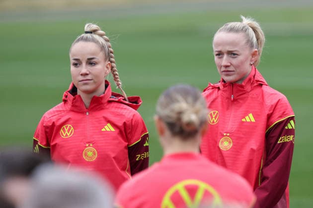 26.02.2026, xgrfx, Fussball DFB-Medientermine, Deutsche Frauennationalmannschaft - Training v.l. Giulia Gwinn, Lea Schüller (Deutsche Frauennationalmannschaft) (DFL DFB REGULATIONS PROHIBIT ANY USE OF PHOTOGRAPHS as IMAGE SEQUENCES and or QUASI-VIDEO) Frankfurt am Main