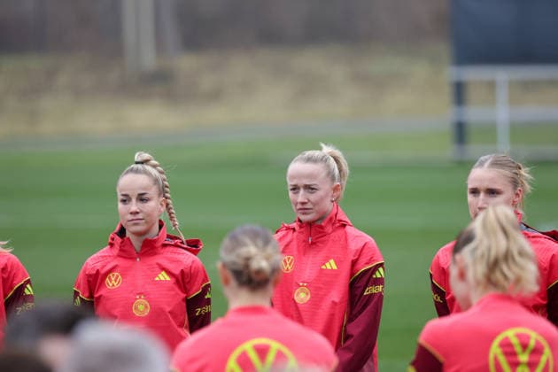 26.02.2026, xgrfx, Fussball DFB-Medientermine, Deutsche Frauennationalmannschaft - Training v.l. Giulia Gwinn, Lea Schüller (Deutsche Frauennationalmannschaft) (DFL DFB REGULATIONS PROHIBIT ANY USE OF PHOTOGRAPHS as IMAGE SEQUENCES and or QUASI-VIDEO) Frankfurt am Main