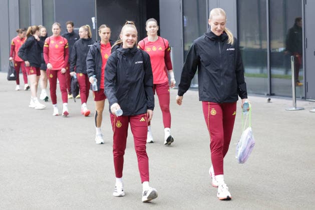 26.02.2026, xgrfx, Fussball DFB-Medientermine, Deutsche Frauennationalmannschaft - Training v.l. Vivien Endemann, Camilla Küver (Deutsche Frauennationalmannschaft) (DFL DFB REGULATIONS PROHIBIT ANY USE OF PHOTOGRAPHS as IMAGE SEQUENCES and or QUASI-VIDEO) Frankfurt am Main