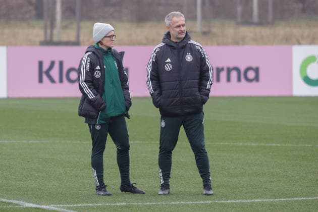 26.02.2026, xgrfx, Fussball DFB-Medientermine, Deutsche Frauennationalmannschaft - Training v.l. Saskia Bartusiak, Christian Wück (Deutsche Frauennationalmannschaft) (DFL DFB REGULATIONS PROHIBIT ANY USE OF PHOTOGRAPHS as IMAGE SEQUENCES and or QUASI-VIDEO) Frankfurt am Main