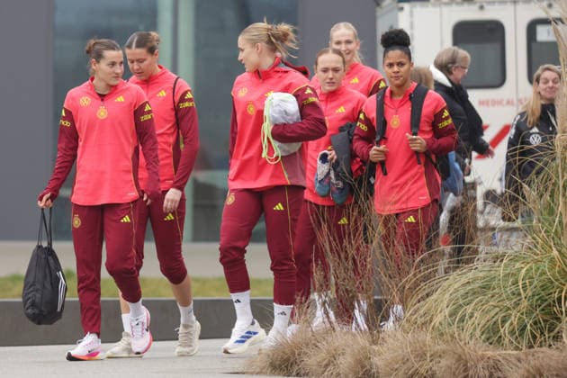 26.02.2026, xgrfx, Fussball DFB-Medientermine, Deutsche Frauennationalmannschaft - Training v.l. Carlotta Wamser, Jella Veit, Shekiera Martinez (Deutsche Frauennationalmannschaft) (DFL DFB REGULATIONS PROHIBIT ANY USE OF PHOTOGRAPHS as IMAGE SEQUENCES and or QUASI-VIDEO) Frankfurt am Main