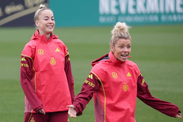 26.02.2026, xgrfx, Fussball DFB-Medientermine, Deutsche Frauennationalmannschaft - Training v.l. Giulia Gwinn, Linda Dallmann (Deutsche Frauennationalmannschaft) (DFL DFB REGULATIONS PROHIBIT ANY USE OF PHOTOGRAPHS as IMAGE SEQUENCES and or QUASI-VIDEO) Frankfurt am Main