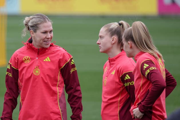 26.02.2026, xgrfx, Fussball DFB-Medientermine, Deutsche Frauennationalmannschaft - Training v.l. Rebecca Knaak, Janina Minge, Vivien Endemann (Deutsche Frauennationalmannschaft) (DFL DFB REGULATIONS PROHIBIT ANY USE OF PHOTOGRAPHS as IMAGE SEQUENCES and or QUASI-VIDEO) Frankfurt am Main