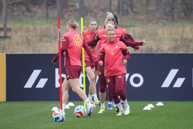 26.02.2026, xgrfx, Fussball DFB-Medientermine, Deutsche Frauennationalmannschaft - Training v.l. Linda Dallmann (Deutsche Frauennationalmannschaft) (DFL DFB REGULATIONS PROHIBIT ANY USE OF PHOTOGRAPHS as IMAGE SEQUENCES and or QUASI-VIDEO) Frankfurt am Main