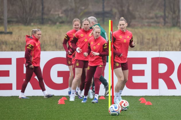 26.02.2026, xgrfx, Fussball DFB-Medientermine, Deutsche Frauennationalmannschaft - Training v.l. Janina Minge, Sarai Linder (Deutsche Frauennationalmannschaft) (DFL DFB REGULATIONS PROHIBIT ANY USE OF PHOTOGRAPHS as IMAGE SEQUENCES and or QUASI-VIDEO) Frankfurt am Main