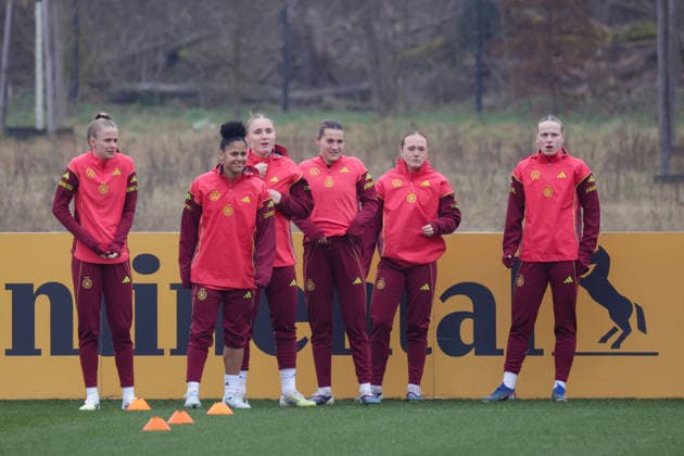 26.02.2026, xgrfx, Fussball DFB-Medientermine, Deutsche Frauennationalmannschaft - Training v.l. Vivien Endemann, Shekiera Martinez, Jella Veit, Carlotta Wamser, Lisanne Gräwe, Franziska Kett (Deutsche Frauennationalmannschaft) (DFL DFB REGULATIONS PROHIBIT ANY USE OF PHOTOGRAPHS as IMAGE SEQUENCES and or QUASI-VIDEO) Frankfurt am Main
