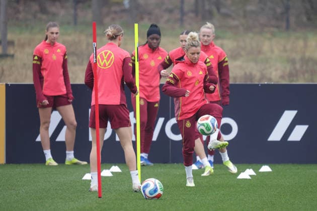 26.02.2026, xgrfx, Fussball DFB-Medientermine, Deutsche Frauennationalmannschaft - Training v.l. Linda Dallmann (Deutsche Frauennationalmannschaft) (DFL DFB REGULATIONS PROHIBIT ANY USE OF PHOTOGRAPHS as IMAGE SEQUENCES and or QUASI-VIDEO) Frankfurt am Main