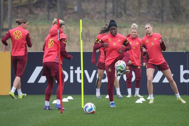 26.02.2026, xgrfx, Fussball DFB-Medientermine, Deutsche Frauennationalmannschaft - Training v.l. Nicole Anyomi (Deutsche Frauennationalmannschaft) (DFL DFB REGULATIONS PROHIBIT ANY USE OF PHOTOGRAPHS as IMAGE SEQUENCES and or QUASI-VIDEO) Frankfurt am Main