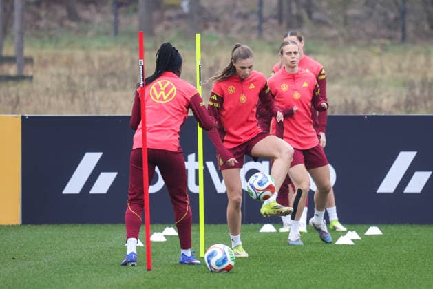 26.02.2026, xgrfx, Fussball DFB-Medientermine, Deutsche Frauennationalmannschaft - Training v.l. Jule Brand (Deutsche Frauennationalmannschaft) (DFL DFB REGULATIONS PROHIBIT ANY USE OF PHOTOGRAPHS as IMAGE SEQUENCES and or QUASI-VIDEO) Frankfurt am Main