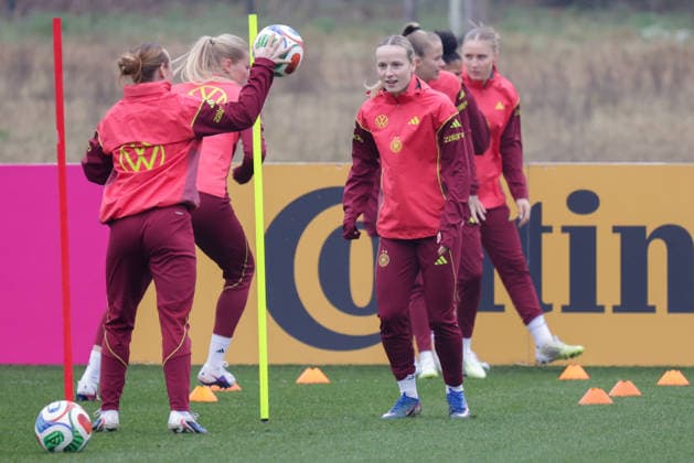 26.02.2026, xgrfx, Fussball DFB-Medientermine, Deutsche Frauennationalmannschaft - Training v.l. Franziska Kett (Deutsche Frauennationalmannschaft) (DFL DFB REGULATIONS PROHIBIT ANY USE OF PHOTOGRAPHS as IMAGE SEQUENCES and or QUASI-VIDEO) Frankfurt am Main