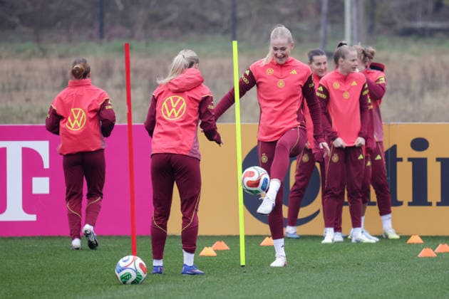 26.02.2026, xgrfx, Fussball DFB-Medientermine, Deutsche Frauennationalmannschaft - Training v.l. Camilla Küver (Deutsche Frauennationalmannschaft) (DFL DFB REGULATIONS PROHIBIT ANY USE OF PHOTOGRAPHS as IMAGE SEQUENCES and or QUASI-VIDEO) Frankfurt am Main