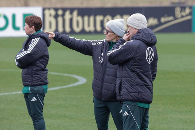 26.02.2026, xgrfx, Fussball DFB-Medientermine, Deutsche Frauennationalmannschaft - Training v.l. Maren Meinert, Saskia Bartusiak, Christian Wück (Deutsche Frauennationalmannschaft) (DFL DFB REGULATIONS PROHIBIT ANY USE OF PHOTOGRAPHS as IMAGE SEQUENCES and or QUASI-VIDEO) Frankfurt am Main
