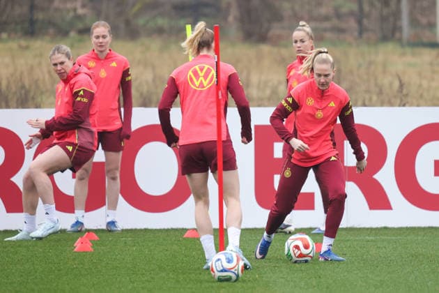 26.02.2026, xgrfx, Fussball DFB-Medientermine, Deutsche Frauennationalmannschaft - Training v.l. Janina Minge (Deutsche Frauennationalmannschaft) (DFL DFB REGULATIONS PROHIBIT ANY USE OF PHOTOGRAPHS as IMAGE SEQUENCES and or QUASI-VIDEO) Frankfurt am Main