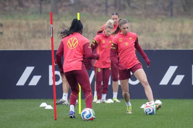 26.02.2026, xgrfx, Fussball DFB-Medientermine, Deutsche Frauennationalmannschaft - Training v.l. Jule Brand (Deutsche Frauennationalmannschaft) (DFL DFB REGULATIONS PROHIBIT ANY USE OF PHOTOGRAPHS as IMAGE SEQUENCES and or QUASI-VIDEO) Frankfurt am Main