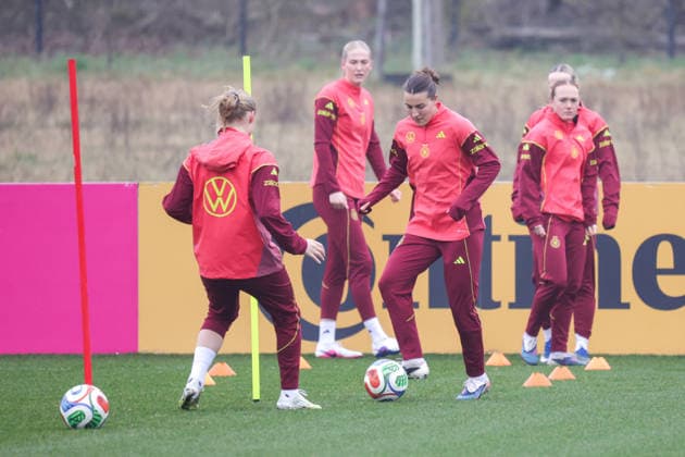 26.02.2026, xgrfx, Fussball DFB-Medientermine, Deutsche Frauennationalmannschaft - Training v.l. Carlotta Wamser, Lisanne Gräwe (Deutsche Frauennationalmannschaft) (DFL DFB REGULATIONS PROHIBIT ANY USE OF PHOTOGRAPHS as IMAGE SEQUENCES and or QUASI-VIDEO) Frankfurt am Main