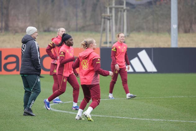 26.02.2026, xgrfx, Fussball DFB-Medientermine, Deutsche Frauennationalmannschaft - Training v.l. Christian Wück (Deutsche Frauennationalmannschaft) (DFL DFB REGULATIONS PROHIBIT ANY USE OF PHOTOGRAPHS as IMAGE SEQUENCES and or QUASI-VIDEO) Frankfurt am Main