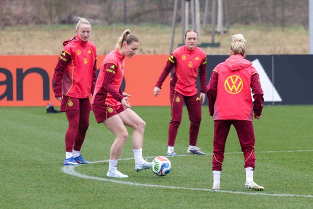 26.02.2026, xgrfx, Fussball DFB-Medientermine, Deutsche Frauennationalmannschaft - Training v.l. Lea Schüller, Sarai Linder (Deutsche Frauennationalmannschaft) (DFL DFB REGULATIONS PROHIBIT ANY USE OF PHOTOGRAPHS as IMAGE SEQUENCES and or QUASI-VIDEO) Frankfurt am Main