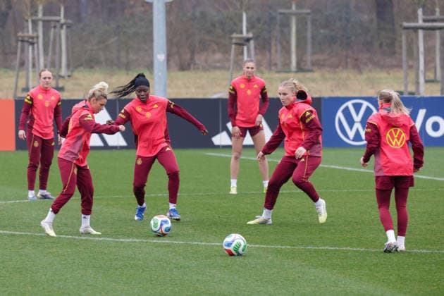 26.02.2026, xgrfx, Fussball DFB-Medientermine, Deutsche Frauennationalmannschaft - Training v.l. Linda Dallmann, Nicole Anyomi, Jella Veit (Deutsche Frauennationalmannschaft) (DFL DFB REGULATIONS PROHIBIT ANY USE OF PHOTOGRAPHS as IMAGE SEQUENCES and or QUASI-VIDEO) Frankfurt am Main