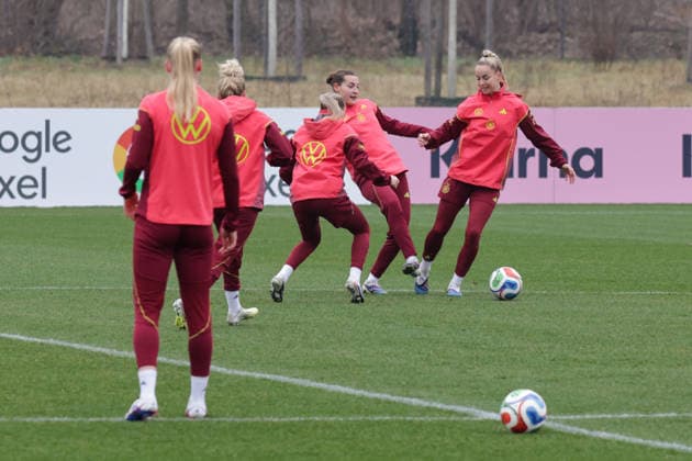26.02.2026, xgrfx, Fussball DFB-Medientermine, Deutsche Frauennationalmannschaft - Training v.l. Carlotta Wamser, Giulia Gwinn (Deutsche Frauennationalmannschaft) (DFL DFB REGULATIONS PROHIBIT ANY USE OF PHOTOGRAPHS as IMAGE SEQUENCES and or QUASI-VIDEO) Frankfurt am Main