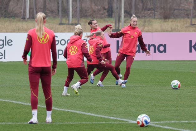 26.02.2026, xgrfx, Fussball DFB-Medientermine, Deutsche Frauennationalmannschaft - Training v.l. Carlotta Wamser, Giulia Gwinn (Deutsche Frauennationalmannschaft) (DFL DFB REGULATIONS PROHIBIT ANY USE OF PHOTOGRAPHS as IMAGE SEQUENCES and or QUASI-VIDEO) Frankfurt am Main