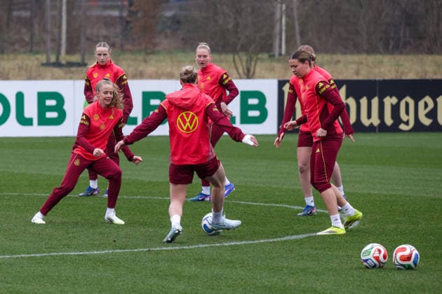 26.02.2026, xgrfx, Fussball DFB-Medientermine, Deutsche Frauennationalmannschaft - Training v.l. Vivien Endemann, Larissa Mühlhaus (Deutsche Frauennationalmannschaft) (DFL DFB REGULATIONS PROHIBIT ANY USE OF PHOTOGRAPHS as IMAGE SEQUENCES and or QUASI-VIDEO) Frankfurt am Main