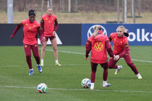 26.02.2026, xgrfx, Fussball DFB-Medientermine, Deutsche Frauennationalmannschaft - Training v.l. Nicole Anyomi, Elisa Senß, Jella Veit (Deutsche Frauennationalmannschaft) (DFL DFB REGULATIONS PROHIBIT ANY USE OF PHOTOGRAPHS as IMAGE SEQUENCES and or QUASI-VIDEO) Frankfurt am Main