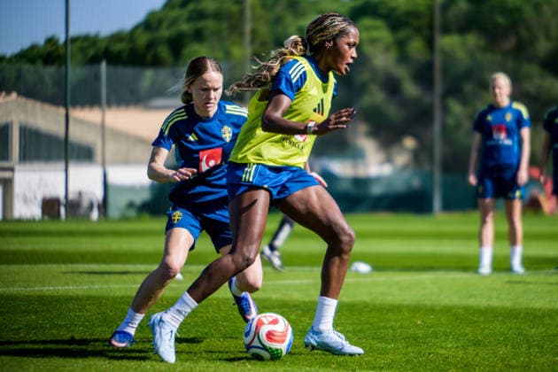 260226 Matilda Vinberg and Evelyn Ijeh of the Swedish women s national football team at a training session on February 26, 2026 in Albuferia. Photo: Ludvig Thunman BILDBYRAN kod LT LT0774 fotboll football soccer fotball träning practice training sverige sweden dam bbeng Copyright: LUDVIGxTHUNMAN BB260226LT010