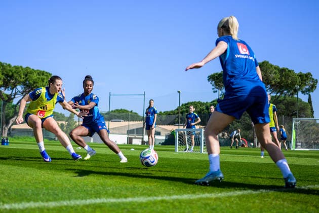 260226 Hanna Wijk and Monica Jusu Bah of the Swedish women s national football team at a training session on February 26, 2026 in Albuferia. Photo: Ludvig Thunman BILDBYRAN kod LT LT0774 fotboll football soccer fotball träning practice training sverige sweden dam bbeng Copyright: LUDVIGxTHUNMAN BB260226LT011