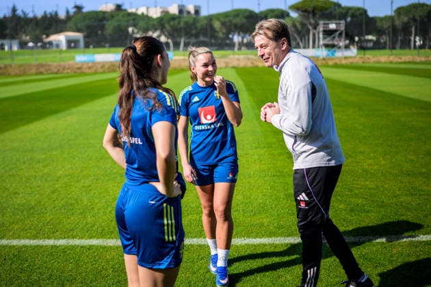 260226 Johanna Rytting Kaneryd and Head coach Tony Gustavsson of the Swedish women s national football team at a training session on February 26, 2026 in Albuferia. Photo: Ludvig Thunman BILDBYRAN kod LT LT0774 fotboll football soccer fotball träning practice training sverige sweden dam bbeng Copyright: LUDVIGxTHUNMAN BB260226LT030