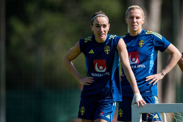 260226 Kosovare Asllani and Josefine Rybrink of the Swedish women s national football team at a training session on February 26, 2026 in Albuferia. Photo: Ludvig Thunman BILDBYRAN kod LT LT0774 fotboll football soccer fotball träning practice training sverige sweden dam bbeng Copyright: LUDVIGxTHUNMAN BB260226LT035
